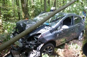 Kreispolizeibehörde Oberbergischer Kreis: POL-GM: 25072018-829: PKW prallt gegen Baum - Fahrer verletzt