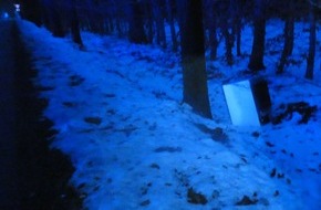 Polizeiinspektion Stade: POL-STD: Unbekannte entsorgen Kühlschrank am Landschaftsschutzgebiet - Polizei Fredenbeck sucht Zeugen