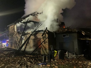 FW Dörentrup: Explosion mit anschließendem Großbrand in Wohnhaus - eine Person tot aufgefunden