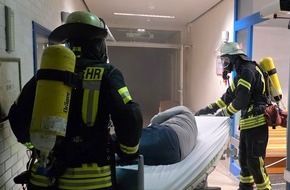 Freiwillige Feuerwehr Celle: FW Celle: Feuer in Kinderklinik und Verkehrsunfall - die Celler Feuerwehr übte heute den Ernstfall im AKH und auf dem Wilhelm-Heinichen-Ring!