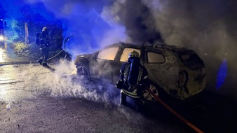 Feuerwehr Mülheim an der Ruhr: FW-MH: PKW-Brand auf der Wienenbuschstraße greift auf weiteres Fahrzeug und Waldstück über - Feuerwehr verhindert Ausbreitung