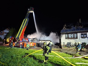 KFV-CW: Brand nach Blitzschlag zerstört Wohnhaus und Stallungen / 6 Pferde vor Flammen gerettet/Wasserversorgung zusammengebrochen