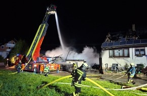 Kreisfeuerwehrverband Calw e.V.: KFV-CW: Brand nach Blitzschlag zerstört Wohnhaus und Stallungen / 6 Pferde vor Flammen gerettet/Wasserversorgung zusammengebrochen