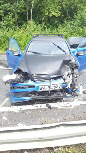 POL-VDKO: Verkehrsunfall im Begegnungsverkehr mit schwerverletzter Person