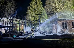 Feuerwehr Essen: FW-E: Brand von Holzunterstand und Carports in Bochold - Mehrere Fahrzeuge brennen aus