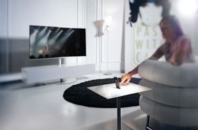 Spectral Audio Möbel GmbH: Beistelltisch, Ladestation und Steuerzentrale - Spectral präsentiert Cockpit mit Integration für Mobilgeräte