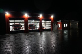 Feuerwehr Beverungen: FW Beverungen: Einweihung des neuen Gerätehauses in Amelunxen