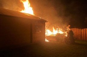 Feuerwehr Ratingen: FW Ratingen: Gartenhaus im Vollbrand -schwierige Wasserversorgung-