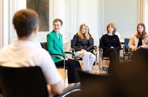 F&uuml;rstentum Liechtenstein: Erster Termin der Regierungschefin mit Jugendlichen der Realschule Triesen nach Rekonvaleszenz