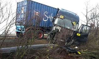 Verkehrsdirektion Mainz: POL-VDMZ: Sattelzug kommt von der Fahrbahn ab und knickt ein