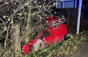 Feuerwehr Sprockhövel: FW-EN: Kleintransporter rutscht Böschung hinab