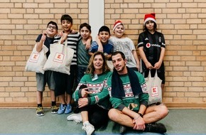 Kaufland: Weihnachtshelfer von Kaufland bringen Kinderaugen zum Leuchten / Vorzeitige Bescherung bei "Fußball trifft Kultur" in Köln-Vingst