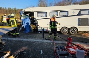Freiwillige Feuerwehr Königswinter: FW Königswinter: 5 Verletzte bei schwerem Verkehrsunfall am Stauende auf A3 - Eine Person durch die Feuerwehr befreit