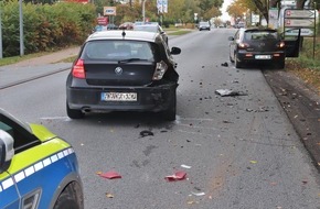 Kreispolizeibehörde Höxter: POL-HX: Auf stehendes Auto aufgefahren: 11.000 Euro Schaden