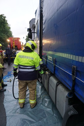 FW Ratingen: LKW reißt sich den Tank auf - Umwelteinsatz für die Feuerwehr