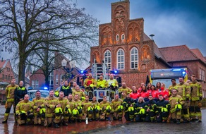 Kreisfeuerwehr Oldenburg: FW-OLL: Einsatzkr&auml;fte stehen in der Silvesternacht gemeinsam bereit