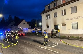 Kreisfeuerwehrverband Neunkirchen: FW LK Neunkirchen: Erfolgreiche Brandbekämpfung in einem Mehrfamilienhaus in Spiesen