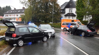 Kreispolizeibehörde Herford: POL-HF: Auto fährt in den Gegenverkehr -
fünf Personen verletzt