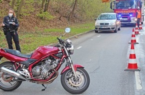 Polizei Mettmann: POL-ME: Vom Handy abgelenkt: Autofahrer bringt Motorradfahrer zu Fall - Erkrath - 2104050
