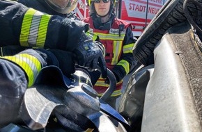 Feuerwehr Neuss: FW-NE: Pkw prallt gegen Leitplanke | Zwei Personen in Fahrzeug eingeschlossen