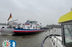 Polizei Duisburg: POL-DU: Rheinberg/Duisburg: Gütermotorschiff auf Grund gefahren