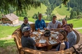 Gstaad Saanenland Tourismus: Freiluft-Fondue im übergrossen Caquelon geniessen