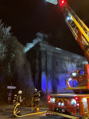 FW-EN: Fassadenbewuchs am Hochbunker in Flammen
