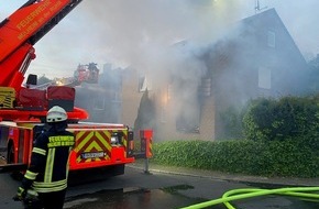 Feuerwehr Mülheim an der Ruhr: FW-MH: Brand eines Einfamilienhauses in Mülheim Styrum