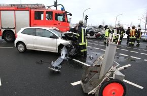 Feuerwehr Essen: FW-E: Verkehrsunfall mit zwei beteiligten PKW, eine Person verletzt