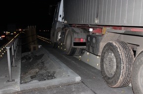 Polizeidirektion Kaiserslautern: POL-PDKL: A6/Kaiserslautern, Mit Lkw auf Betonabweiser aufgesetzt