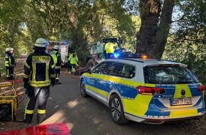 Freiwillige Feuerwehr Gemeinde Schiffdorf: FFW Schiffdorf: Trecker fährt gegen Baum - Fahrer bleibt unverletzt