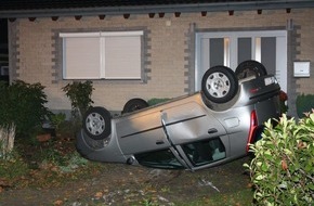 Kreispolizeibehörde Unna: POL-UN: Unna - Verkehrsunfall: Pkw landet in einem Vorgarten auf dem Dach - Fahrer und Beifahrer flüchten alkoholisiert