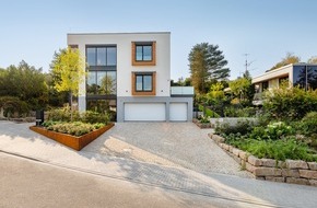 WeberHaus GmbH & Co. KG: Homestory: Smartes Haus in Hanglage / WeberHaus