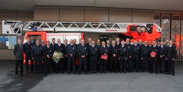 Feuerwehr Essen: FW-E: Auszeichnungen für verdiente Feuerwehrmänner