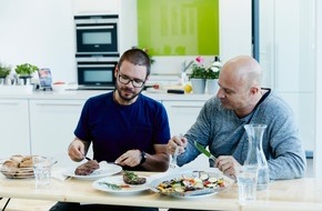 WW Deutschland: Feuer und Flamme: VOX Doku-Star Detlef Steves und Schauspieler Thomas Drechsel laden zum Angrillen mit Freu(n)den