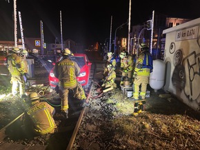 FW Weinheim: Auto landet auf den Gleisen am Bahnübergang Bergstraße. Feuerwehr hebt festgefahrenen Volkswagen mit Hebekissen aus dem Gleisbett