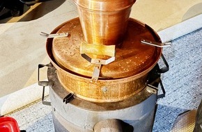 Zollfahndungsamt Hannover: ZOLL-H: ZOLL deckt Schwarzbrennerei in Cloppenburg auf / Zwei Brennanlagen und 60 Liter illegal hergestellter Schnaps beschlagnahmt