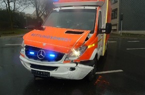 Feuerwehr Heiligenhaus: FW-HEILIGENHAUS: Unfall mit Rettungswagen (Meldung 10/2015)