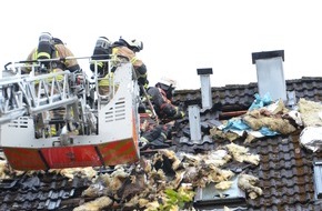 Kreisfeuerwehrverband Pinneberg: FW-PI: Quickborn: Dachtuhlbrand eines Reihenhauses / Bewohner verletzt