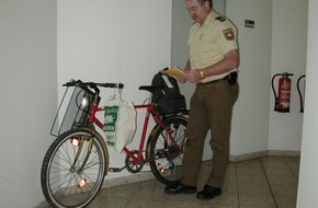 Polizeiinspektion Hameln-Pyrmont/Holzminden: POL-HOL: Beute war bereits für den Abtransport zusammengepackt: Einbrecher noch im Einkaufsmarkt festgenommen -	32jähriger Täter vermutlich mit Fahrrad unterwegs -