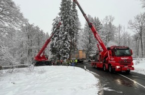 Kreispolizeibeh&ouml;rde H&ouml;xter: POL-HX: Lkw rutsch in Graben - Polizei zieht witterungsbedingte Einsatzbilanz