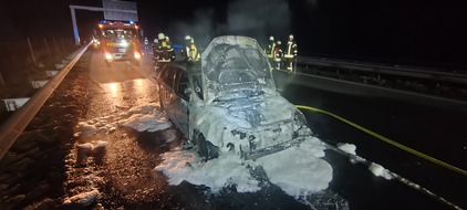 POL-STD: VW-Golf gerät auf der Autobahn in Brand - Fahrer verschwindet von der Brandstelle