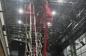 Feuerwehr Essen: FW-E: Arbeiter in zehn Metern Höhe mit Hand zwischen Hubsteiger und Stahlträger eingeklemmt - Höhenretter befreien Patienten in Essener-Weststadthalle