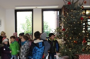 Polizei Lippe: POL-LIP: Detmold. Kinder schmücken Weihnachtsbaum im Polizeigebäude.