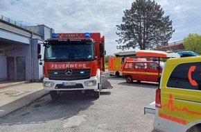 Freiwillige Feuerwehr Horn-Bad Meinberg: FW Horn-Bad Meinberg: Kind in Schwimmhalle mit Fuß im Becken eingeklemmt - Mit Unterstützung einer Tauchergruppe konnte Fuß befreit werden