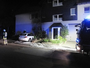 FW-AR: PKW-Brand greift in Arnsberg-Müschede auf Wohngebäude über