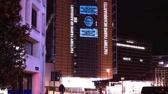 EU-Kommission wird zur "Zentrale der Tierindustrie" / Tierschutzorganisation Animal Equality prangert mit Projektion in Br&uuml;ssel die N&auml;he der EU-Kommission zur Tierindustrie an