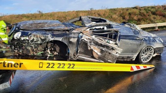 Polizei Düsseldorf: POL-D: +++Meldung der Autobahnpolizei+++ - Neersen - A 52 in Richtung Roermond - Tödlicher Verkehrsunfall - 33-jähriger Pkw-Beifahrer stirbt an der Unfallstelle