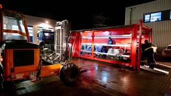 FW Bremerhaven: Bremerhavener Zivil- und Katastrophenschutzkräfte in Niedersachsen im Einsatz - Spezialisten aus Bremerhaven unterstützen bei der Hochwasserbekämpfung