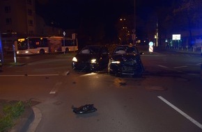 Kreispolizeibehörde Herford: POL-HF: Verkehrsunfall - Zwei Pkw stoßen nahe der Herforder Innenstadt zusammen